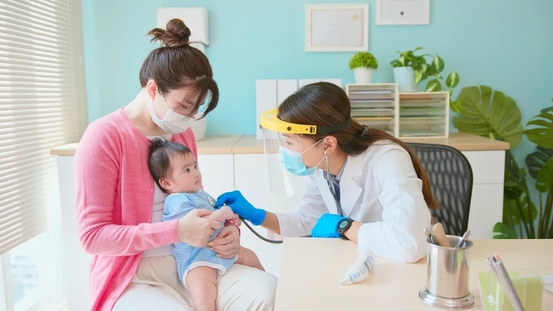 Cần đưa trẻ đến cơ sở y tế để được thăm khám và xử trí kịp thời nếu trẻ sốt cao kéo dài