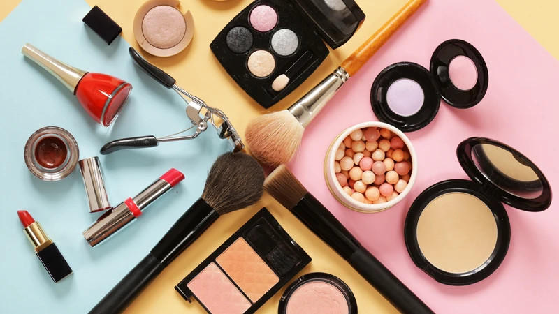 Cho trẻ dùng mỹ phẩm dành cho người lớn có thể ảnh hưởng đến hệ nội tiết và làm tăng nguy cơ dậy thì sớm