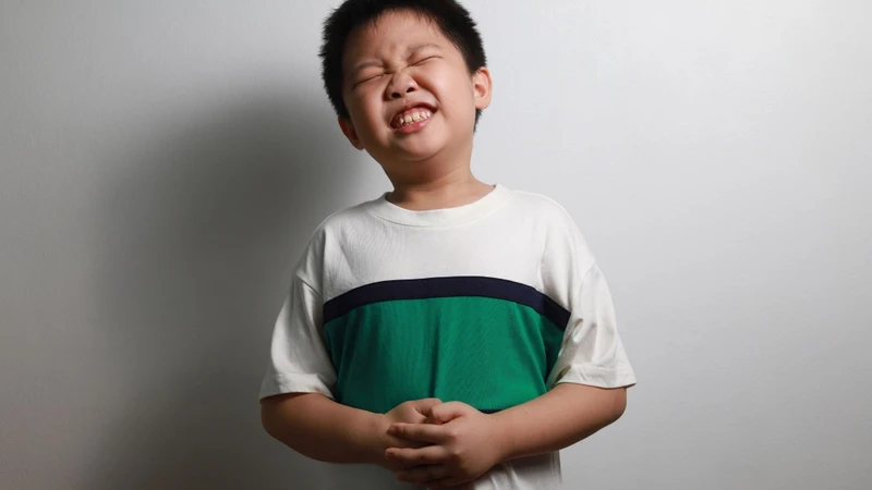 Trẻ có thể xuất hiện triệu chứng đau bụng, buồn nôn, nôn mửa, tiêu chảy ngay sau khi ăn bánh bị mốc