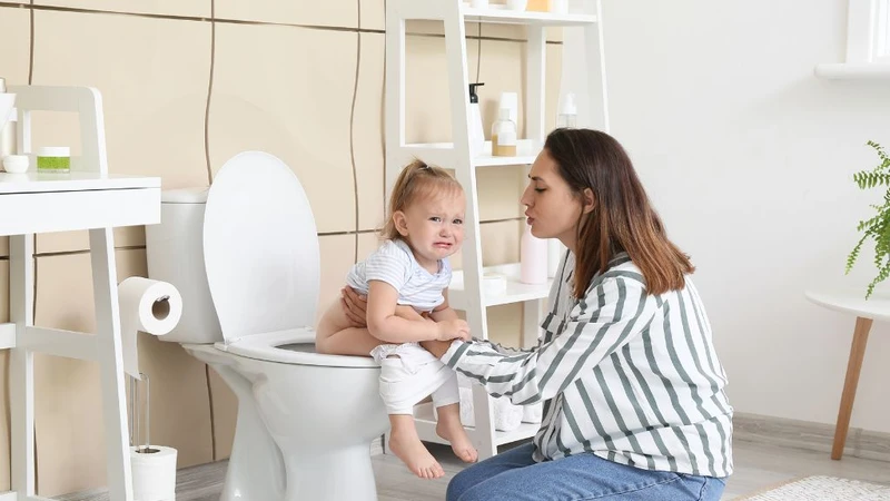 Cha mẹ có thể dựa vào hai yếu tố chính là tần suất đi ngoài và tính chất phân của trẻ