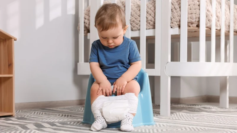 So với giai đoạn bú mẹ hoàn toàn, phân của trẻ ăn dặm thường đặc hơn, không còn mịn