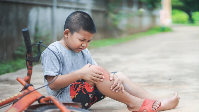Dấu hiệu trẻ bị bong gân gồm sưng, đau và khó cử động khớp