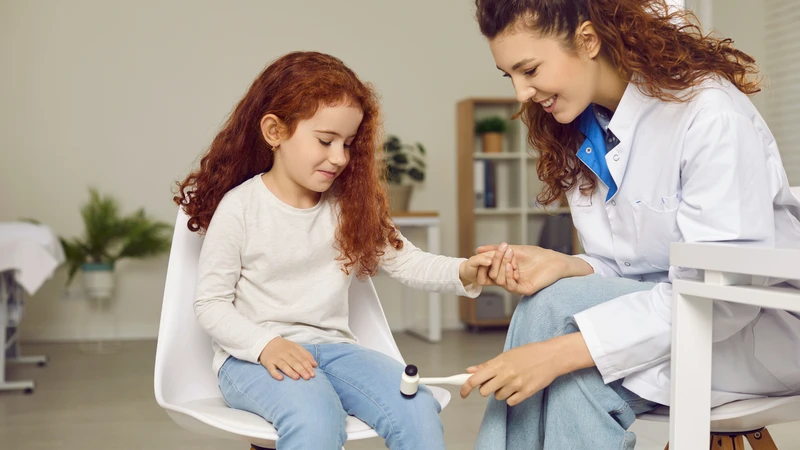 Khi trẻ bị bong gân nghiêm trọng, nên đưa đến cơ sở y tế để được thăm khám và điều trị đúng lúc