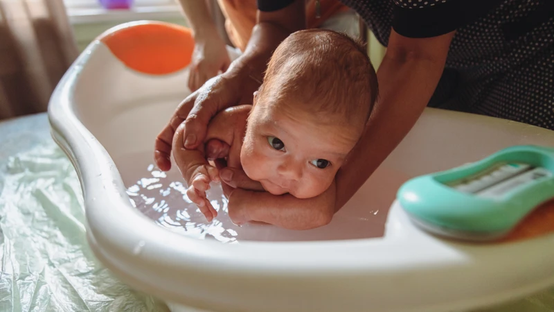Trẻ bị cảm lạnh có nên tắm không? Khi nào không nên tắm cho bé 4