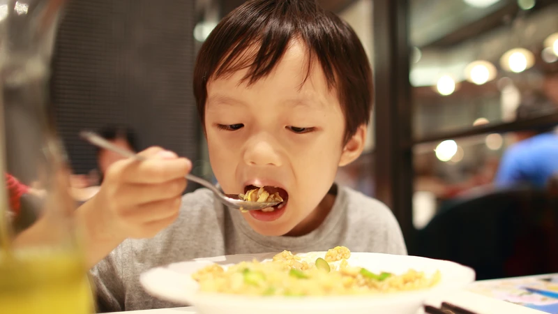 Trẻ bị ho có ăn được trứng gà không? Những điều phụ huynh cần biết