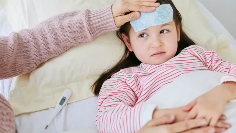 Nên cân nhắc hoãn tiêm viêm não Nhật Bản khi trẻ ho kèm sốt