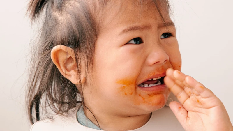 Trẻ bị hóc xương cá phải làm sao? Những sai lầm cha mẹ cần tránh 2