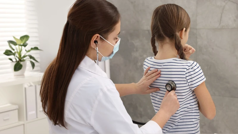 Đưa trẻ đi khám nếu khàn tiếng kéo dài hoặc tái phát