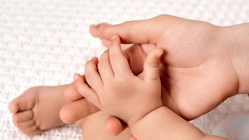 Trẻ bị lột da tay là thiếu chất gì? Dấu hiệu cảnh báo và cách cải thiện hiệu quả 3