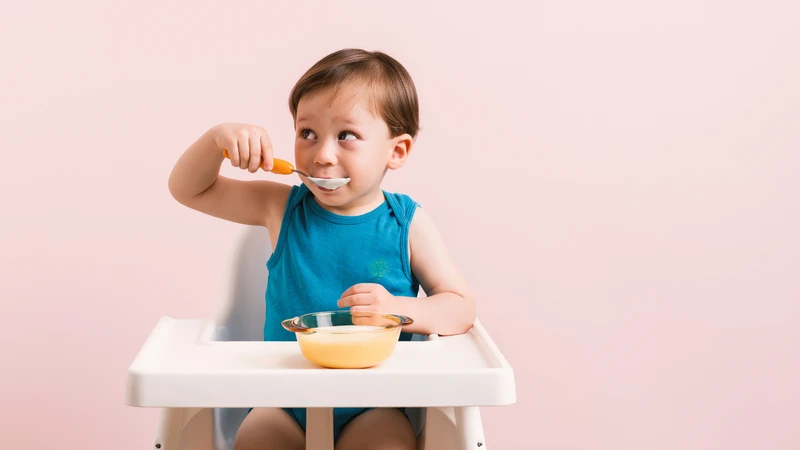 Ba mẹ nên tạo bầu không khí thoải mái trong bữa ăn cho trẻ