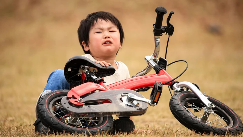Cần theo dõi ý thức, hành vi và khả năng vận động của trẻ sau khi ngã