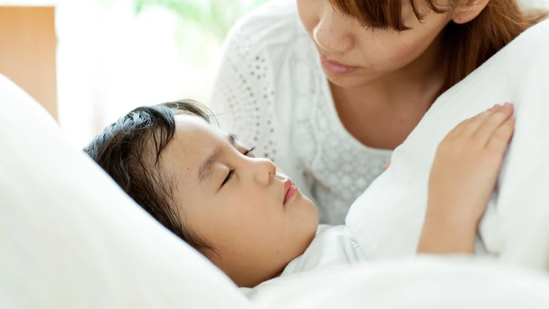 Bình tĩnh kiểm tra phản ứng của trẻ trước khi xử lý vùng va đập