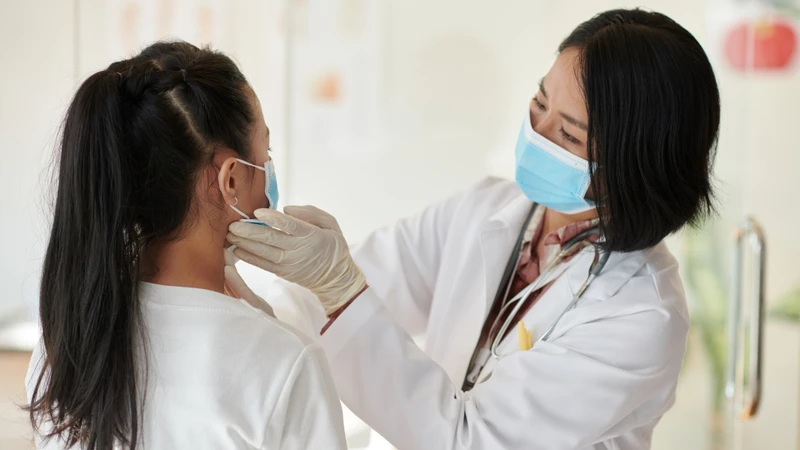 Trẻ bị nổi hạch sau tai có sao không là thắc mắc của nhiều người