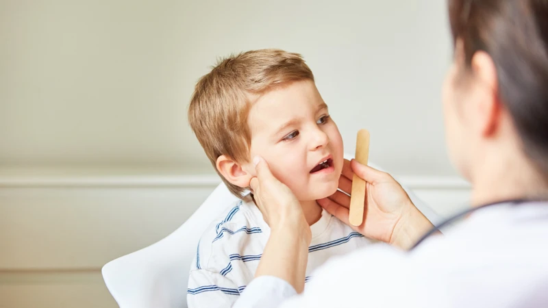 Triệu chứng trẻ bị nổi hạch sau tai có thể biểu hiện với nhiều mức độ khác nhau