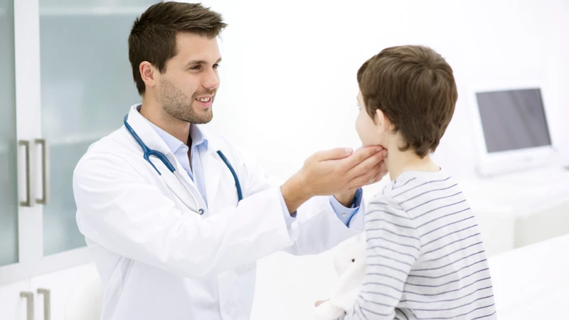 Thăm khám sớm khi có dấu hiệu bất thường để loại trừ nguy cơ và đảm bảo an toàn cho trẻ
