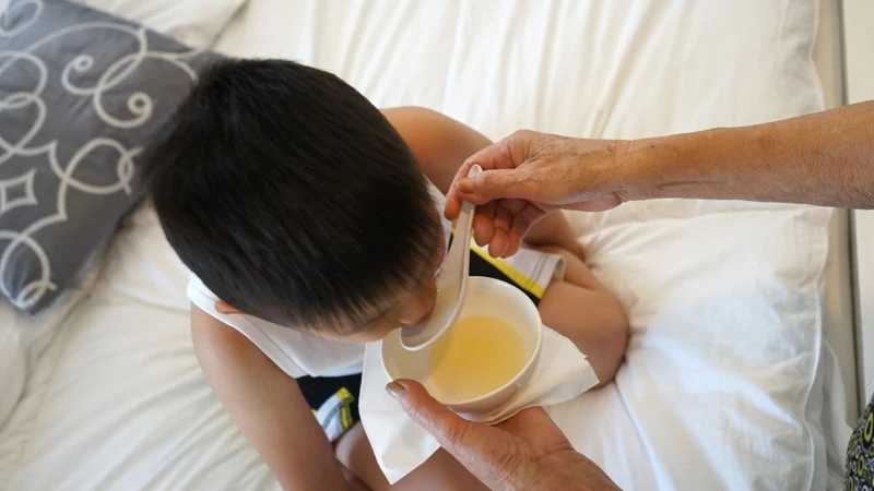 trẻ bị nôn có nên cho uống sữa 4