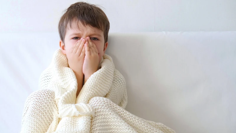 Trẻ bị ốm có tiêm được vắc xin tay chân miệng? Bác sĩ sẽ khám sàng lọc kỹ càng trước khi quyết định tiêm cho trẻ