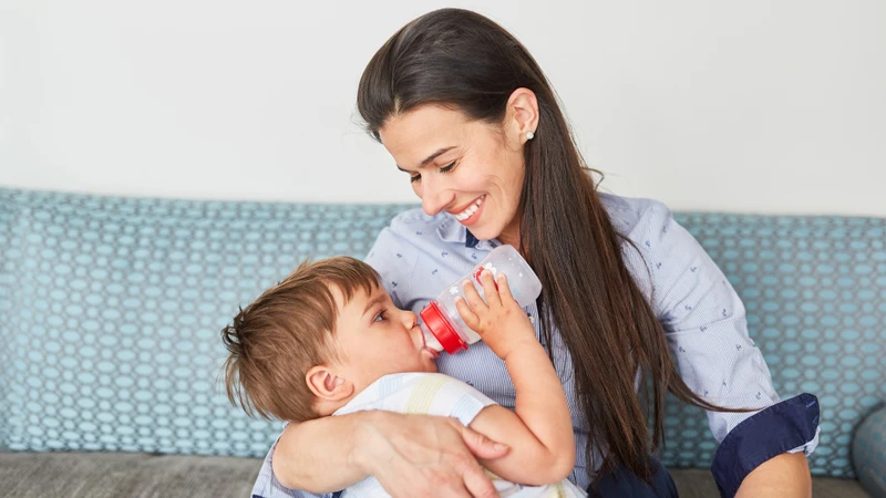 Nếu trẻ vẫn uống sữa bình thường, cha mẹ có thể tiếp tục cho trẻ sử dụng loại sữa phù hợp với lứa tuổi