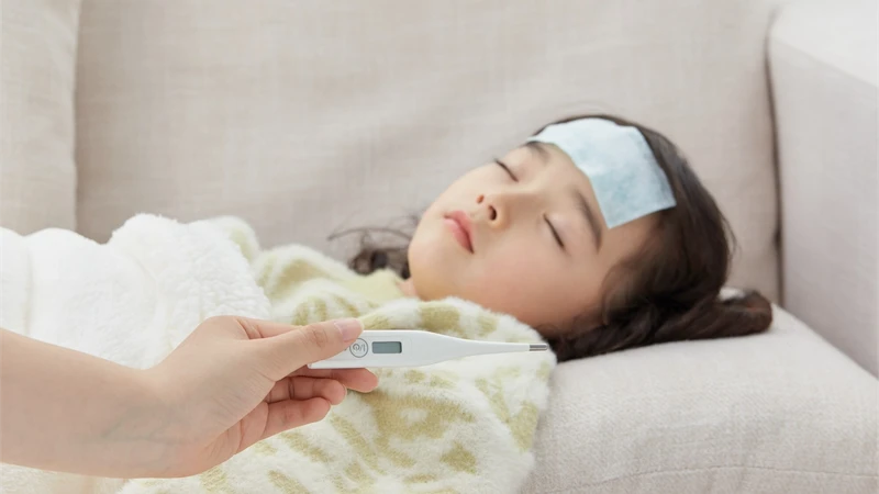 Trẻ bị sốt có nên bật quạt không? Những điều mà ba mẹ cần biết sau khi tiêm 3