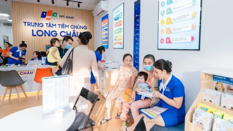 Trẻ bị sốt có nên bật quạt không? Những điều mà ba mẹ cần biết sau khi tiêm 4