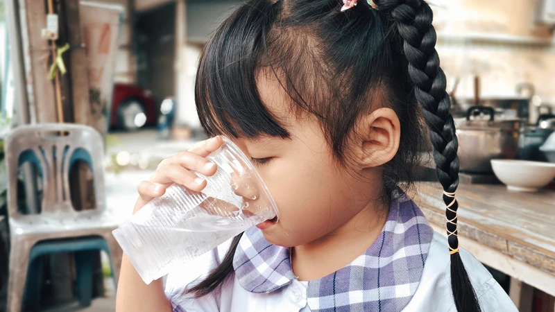 Việc bé uống nhiều nước giúp hạn chế tình trạng mất nước