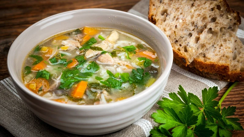 Cha mẹ cần ưu tiên các món mềm như súp gà để trẻ dễ ăn