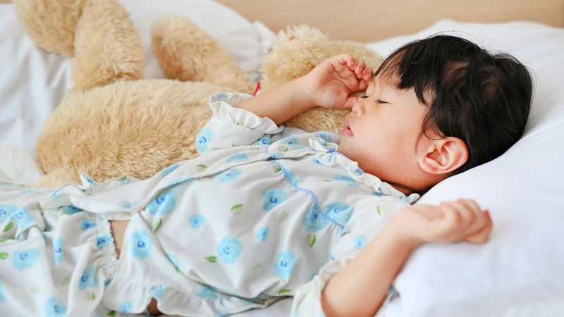Giật mình khi ngủ là dấu hiệu cần lưu ý ở trẻ tay chân miệng