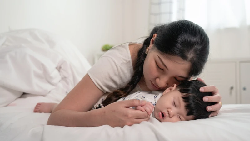 Cha mẹ nên tiếp tục theo dõi các dấu hiệu bất thường sau khi trẻ hết sốt