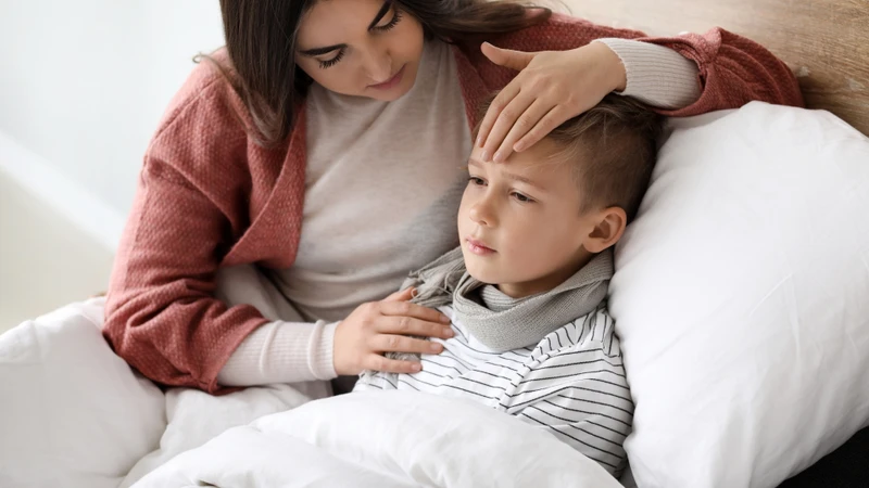 Theo dõi triệu chứng và đưa trẻ đi khám khi bệnh kéo dài hoặc nặng lên