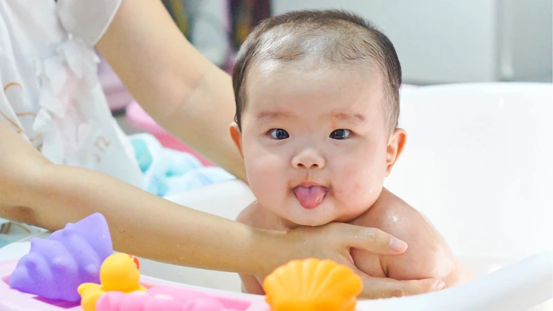 Trẻ có nên tắm khi bị sốt không? Hướng dẫn cách tắm đúng cho trẻ bị sốt 2