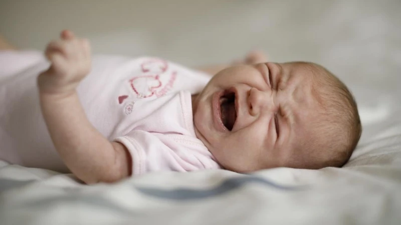 Trẻ cứ 12 giờ đêm la khóc rất có thể là do bị đói