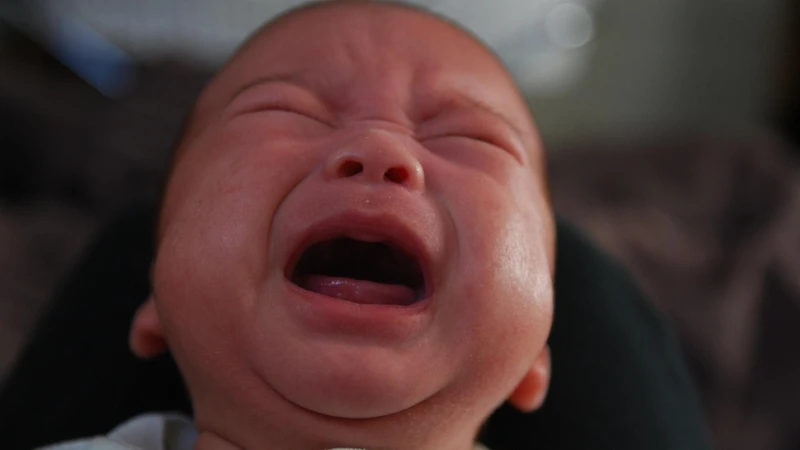 Trẻ cứ 12 giờ đêm la khóc có thể do Hội chứng Colic gây ra
