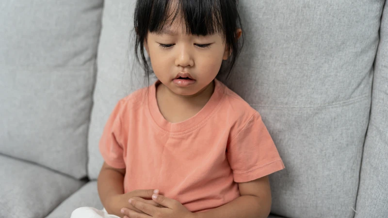 Khi tiêu chảy, trẻ thường mệt mỏi và ăn uống kém, hệ tiêu hóa đang nhạy cảm nên dễ bị kích thích
