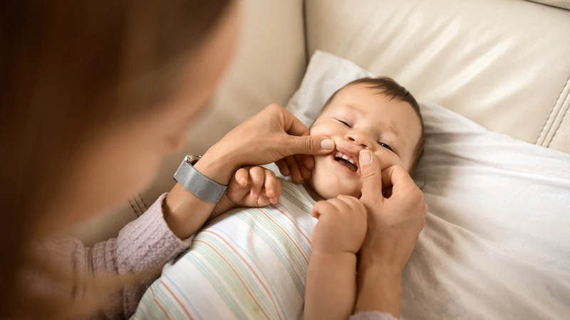 Trẻ đang mọc răng có tiêm được vắc xin tay chân miệng là băn khoăn của nhiều người
