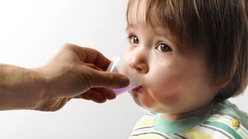Thực hiện tẩy giun định kỳ theo hướng dẫn bác sĩ để bảo vệ sức khỏe cho trẻ
