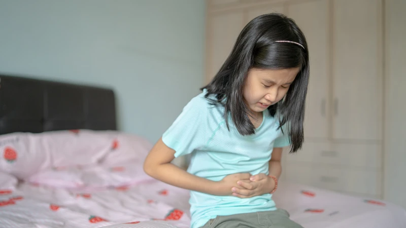 Đau bụng là biểu hiện thường xuất hiện cùng với tình trạng đi ngoài phân đen
