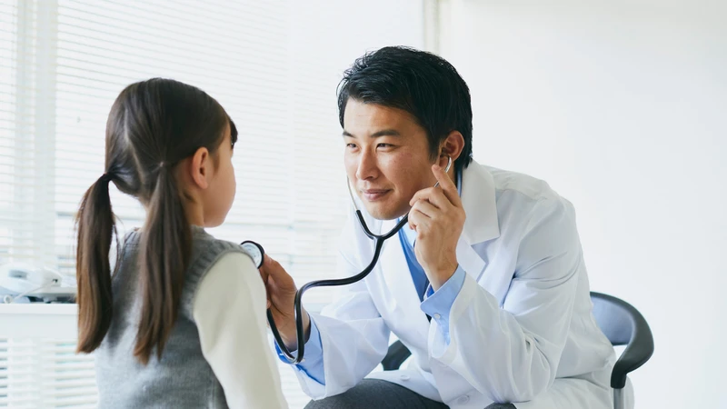 Để biết trẻ đi ngoài phân màu đen có sao không cha mẹ cần đưa trẻ đi thăm khám bác sĩ để xác định chính xác