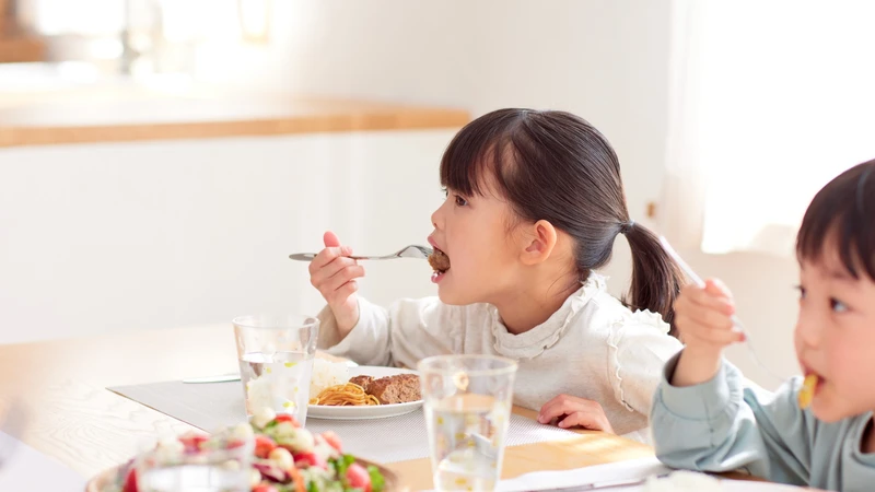 Thiết lập chế độ ăn uống khoa học, bổ sung đầy đủ vitamin và khoáng chất nhằm tăng cường sức đề kháng cho bé