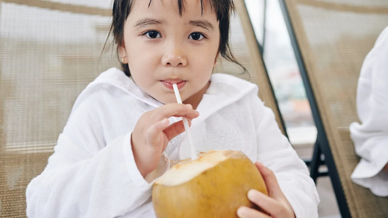 Trẻ em uống nước dừa hàng ngày có tốt không? Nước dừa giúp bổ sung điện giải hiệu quả khi trẻ vận động nhiều nhưng không nên uống mỗi ngày