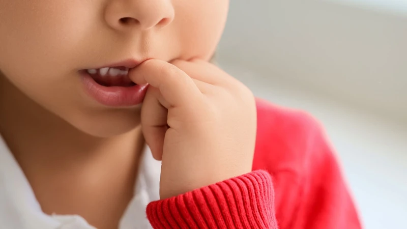 Đồng hành và động viên giúp trẻ từng bước bỏ thói quen cắn móng tay