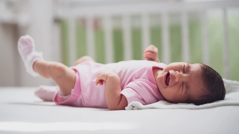 Khi thường xuyên bị gián đoạn giấc ngủ do quấy khóc ban đêm, trẻ có thể ngủ không sâu, dễ mệt mỏi, quấy hơn vào ban ngày