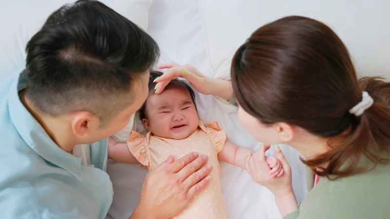 Những hành động nhẹ nhàng như ôm ấp, vỗ về hoặc nói chuyện nhỏ nhẹ có thể giúp trẻ cảm thấy an toàn và dễ ngủ lại