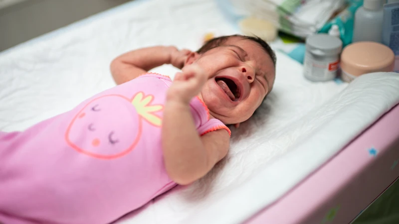 Nên đưa trẻ đi khám nếu trẻ khóc kéo dài kèm theo sốt, nôn trớ nhiều, tiêu chảy, ho, khó thở