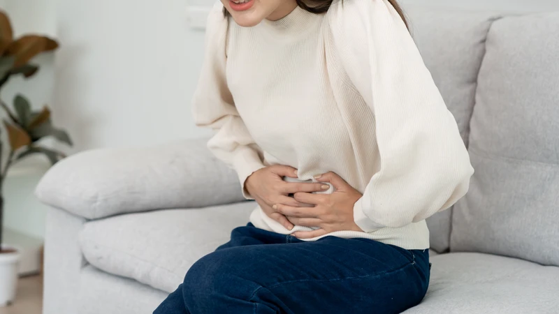 Nên đi khám nếu chậm kinh kèm đau bụng dưới dữ dội