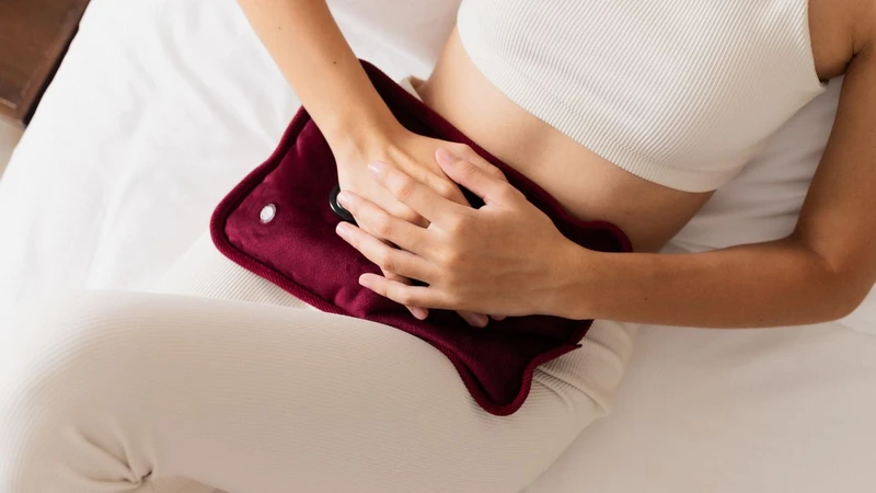 Trễ kinh ra huyết trắng sữa có nguy hiểm không? 1
