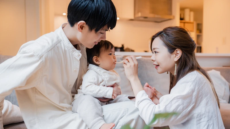Khi cho trẻ ăn cơm, cha mẹ nên hướng dẫn bé ăn chậm, nhai kỹ thay vì nuốt vội