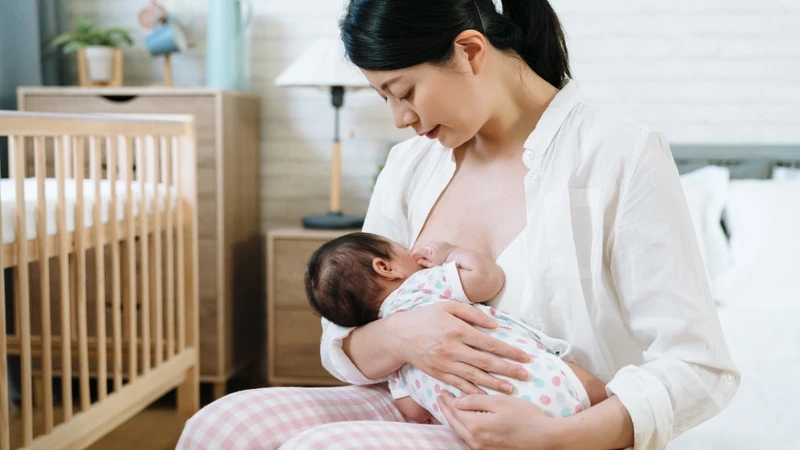Trẻ mấy tháng ăn được váng sữa? Hướng dẫn cho mẹ lần đầu tập bé ăn dặm 5