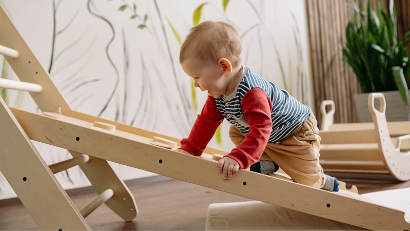 Trẻ mấy tháng biết đi​? Cần làm gì khi bé chậm đi? 2