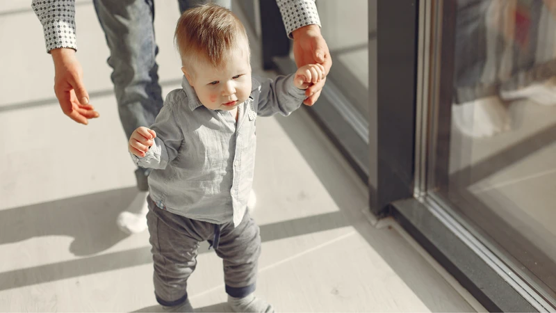 Trẻ mấy tháng biết đi​? Cần làm gì khi bé chậm đi? 3