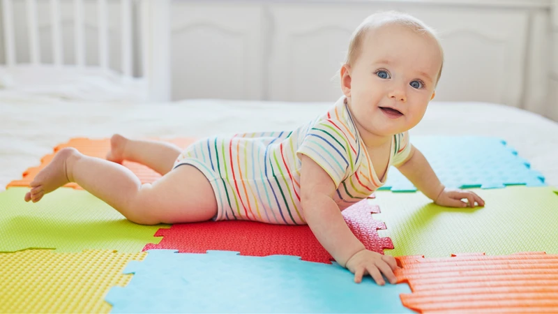 Trẻ mấy tháng biết lật​? Những lưu ý trong quá trình tập lật của trẻ 3